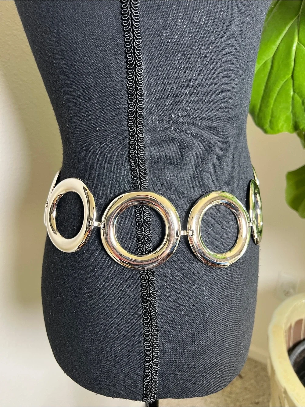 ESCADA Women’s Large Circle Shiny Silver Tone Metal Chain Link Belt